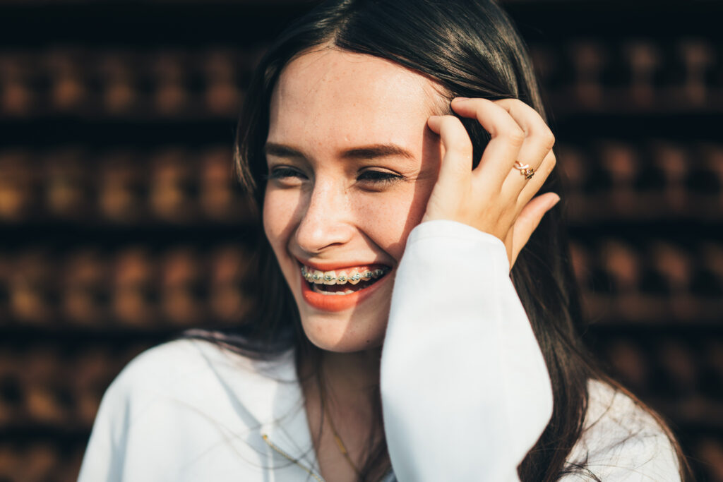 Braket Çeşi̇tleri̇ 2 Portrait Smiling Young Woman.jpg